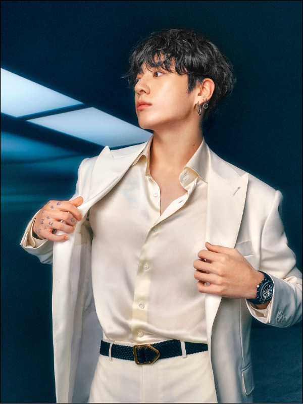 柾國以Big Bang Original Unico魔力黑陶瓷計時碼錶形塑黑與白的搭配對比，白色西裝造型同樣帥氣滿分。