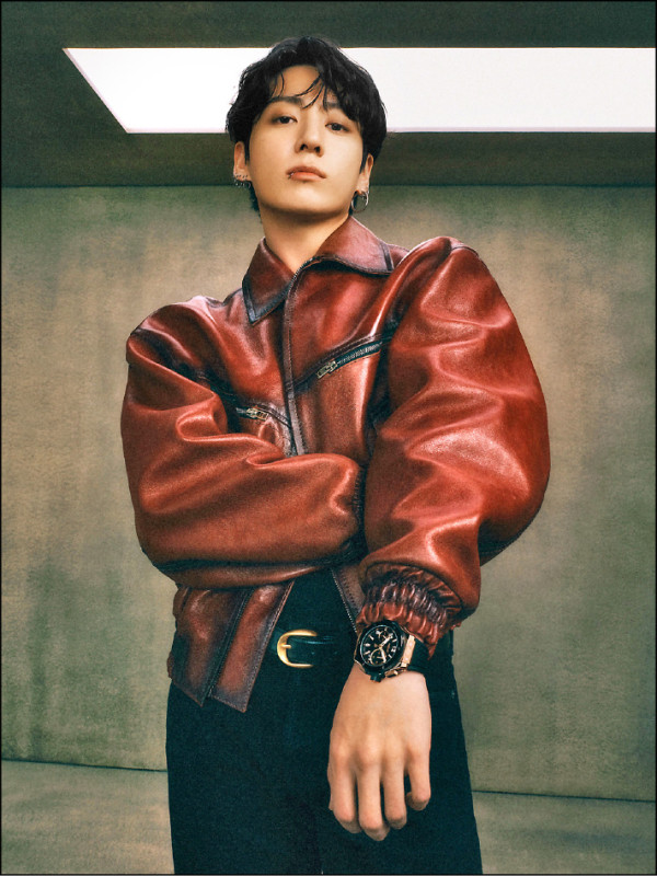 BTS成員柾國受邀成為HUBLOT全球品牌大使，並搶先演繹全新Big Bang Original Unico系列腕錶作品。圖為柾國選穿棕色皮革外套，搭配Big Bang Original Unico皇金陶瓷計時碼錶。