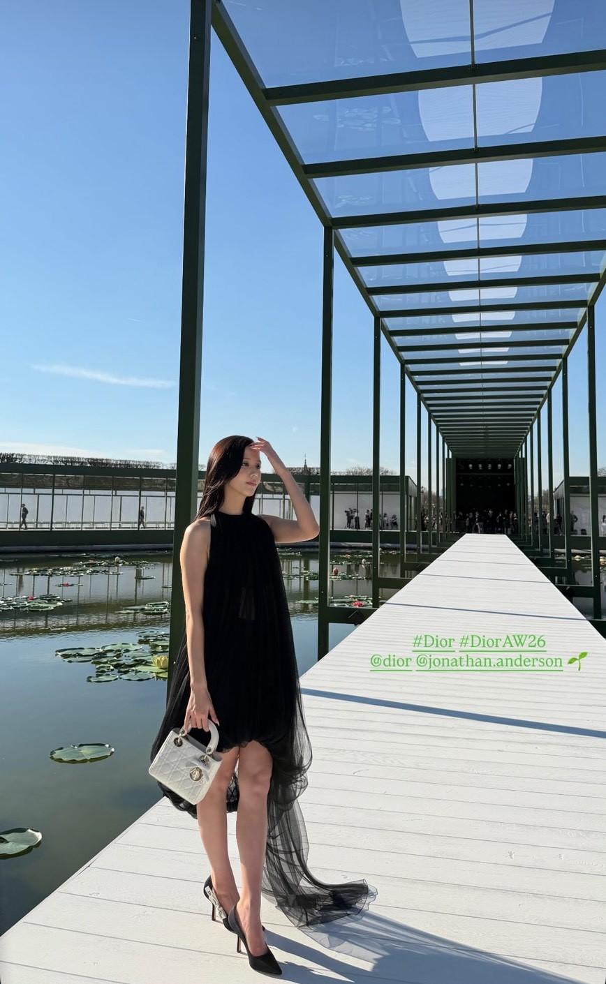 Jisoo在社群分享看秀造型，黑色短洋裝性感又散發氣場。（翻攝自instagram）