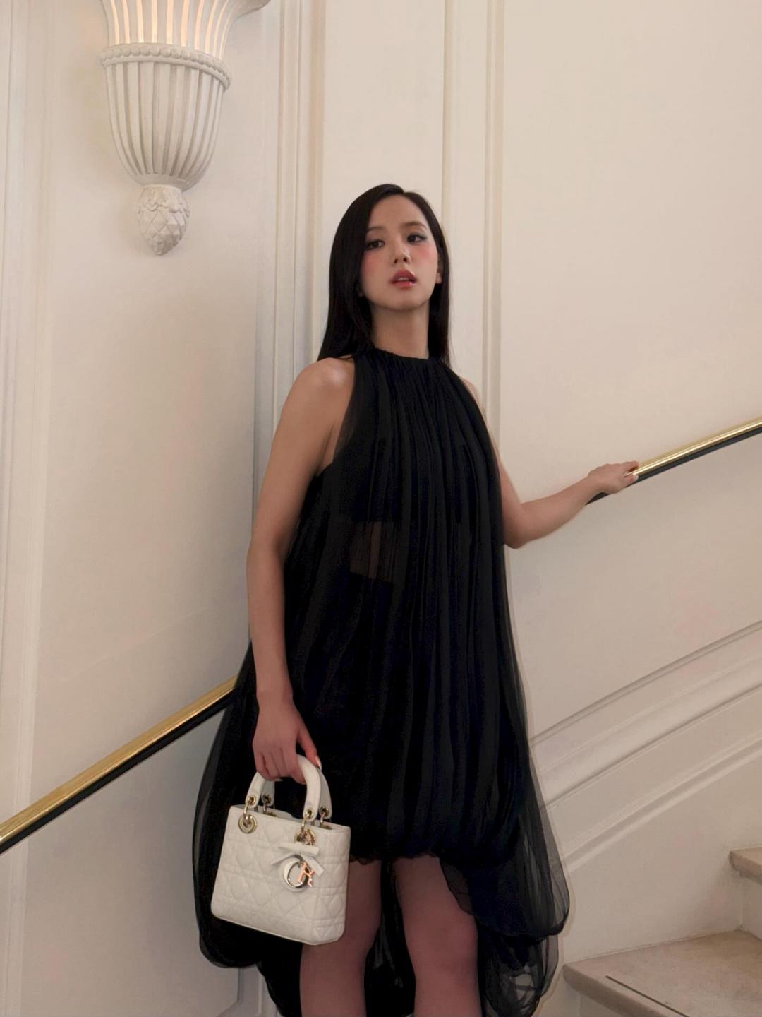 手上拎的白色Lady Dior包款，創造造型的黑白對比。（翻攝自instagram）