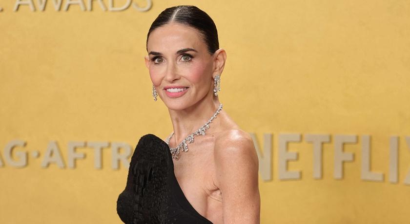 63歲黛咪摩爾不只有防腐臉還超敢露!黑天鵝禮服側身太危險 胸前有亮點 63歲黛咪摩爾不只有防腐臉還超敢露!黑天鵝禮服側身太危險 胸前有亮點