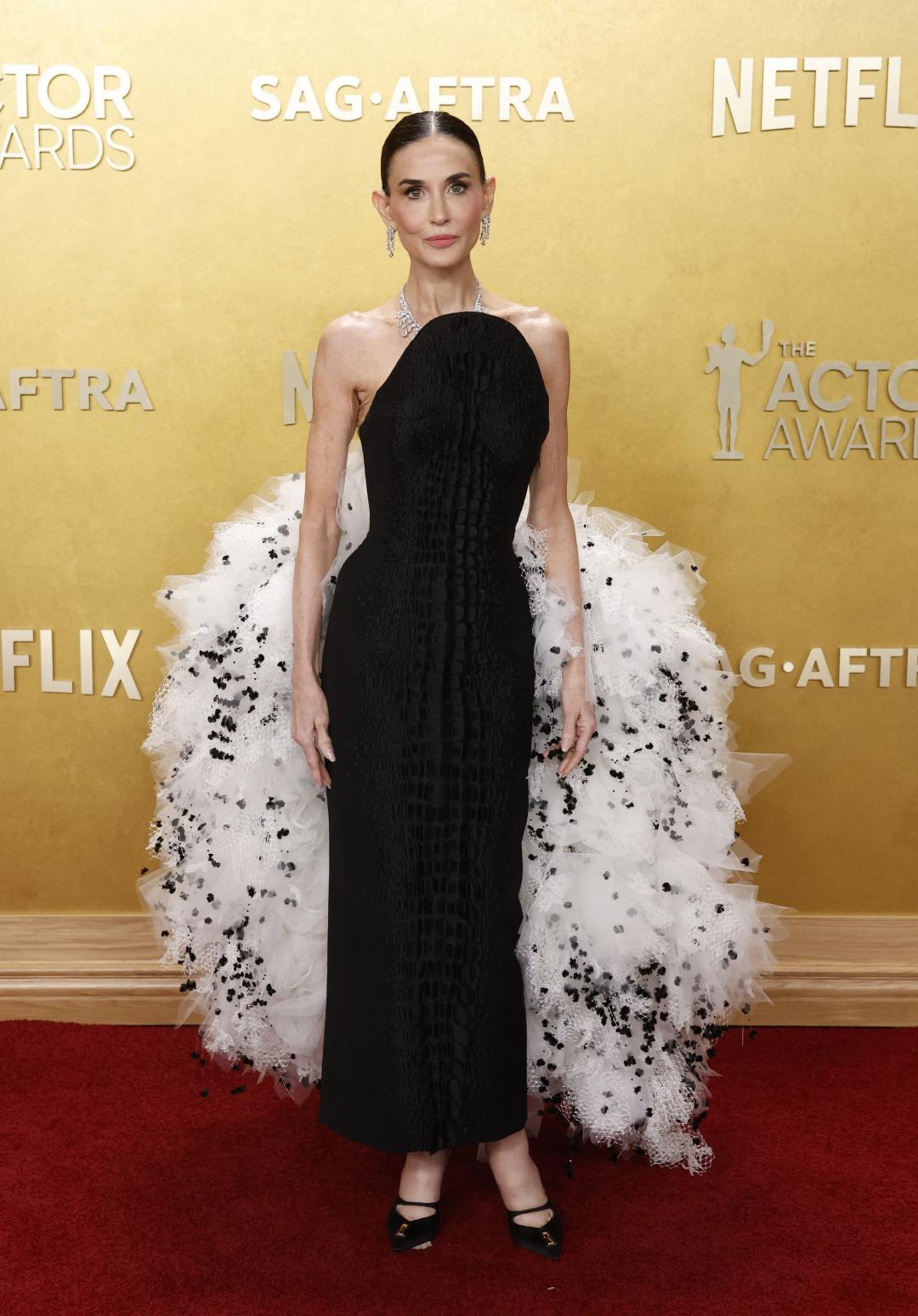 黛咪摩爾以黑天鵝造型現身美國演員工會獎頒獎典禮。（路透）