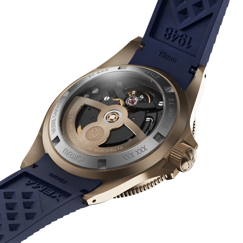 搭載YEMA自製CMM.10自動上鍊機芯，透視後底蓋可欣賞機械美學。（YEMA提供）