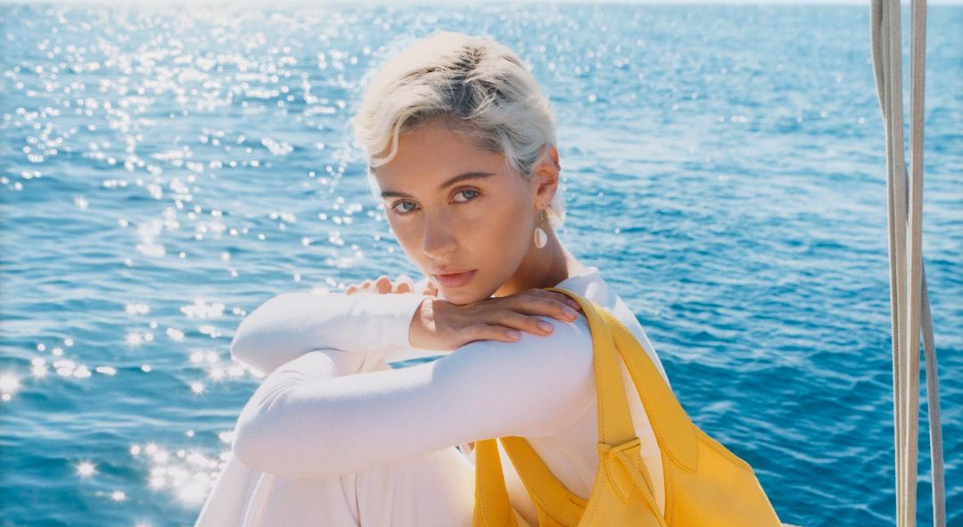 裘德洛超模女兒Iris Law春夏隔空攜手韓團TWICE成員Sana，為RALPH LAUREN Polo Play包款系列催買氣。