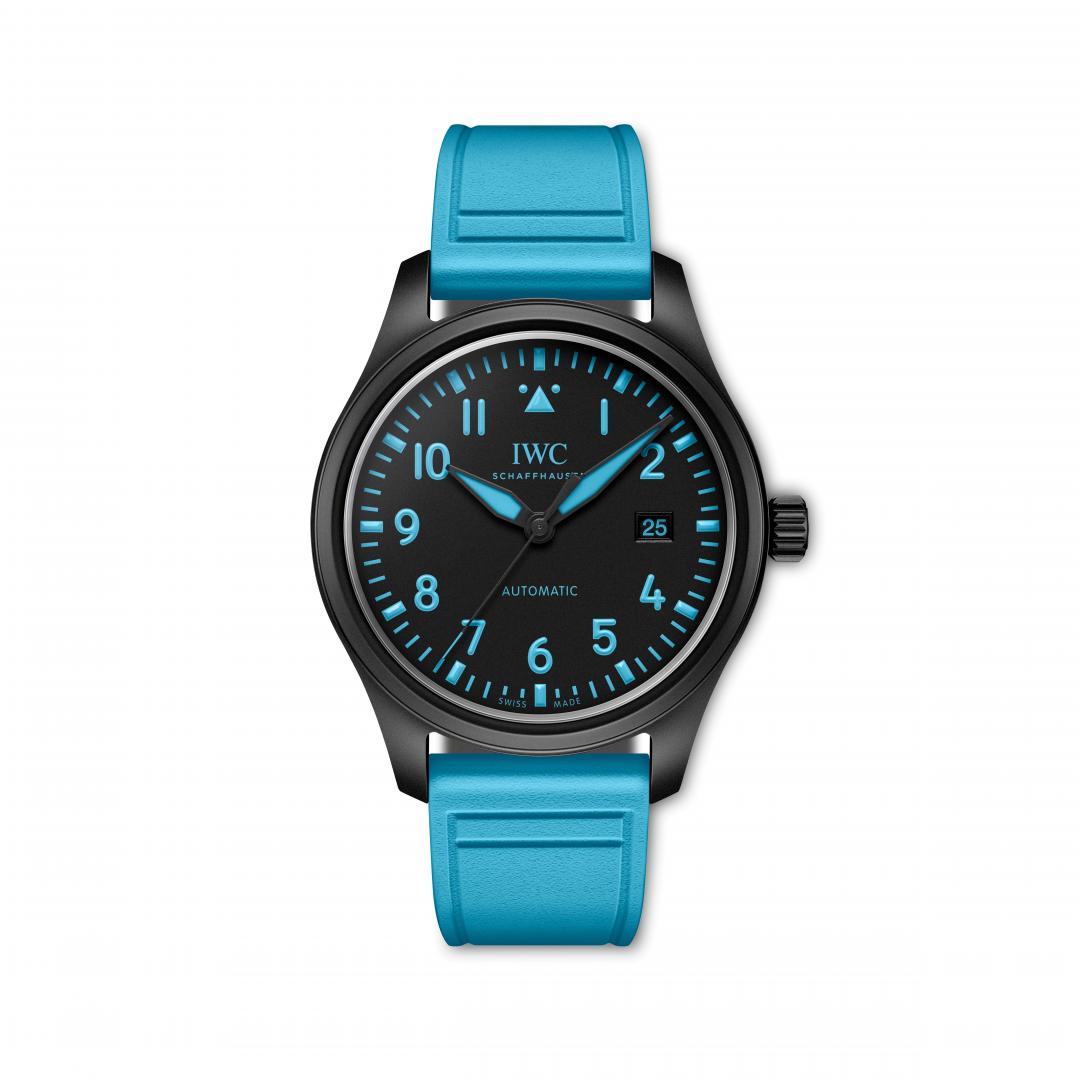  IWC飛行員自動腕錶41「GEORGE RUSSELL」特別版，搭載IWC自製自動上鍊機芯32112，動力儲存120小時。