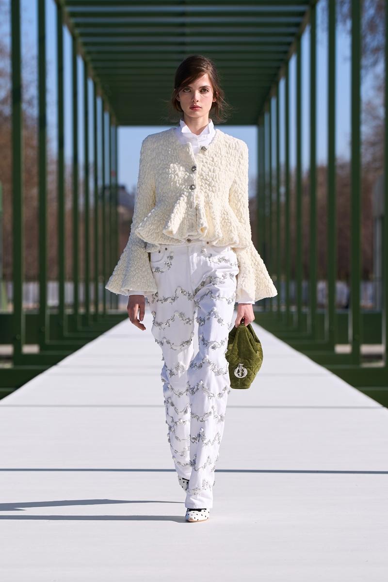 經典的Bar Jacket搭配層疊薄紗重新演繹。（Dior提供）