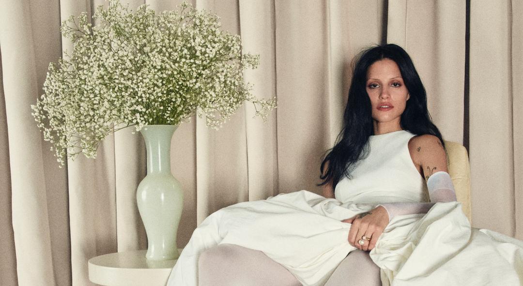 美國爆紅It Girl Gabbriette，以準新娘之姿登上JIMMY CHOO婚嫁系列廣告。