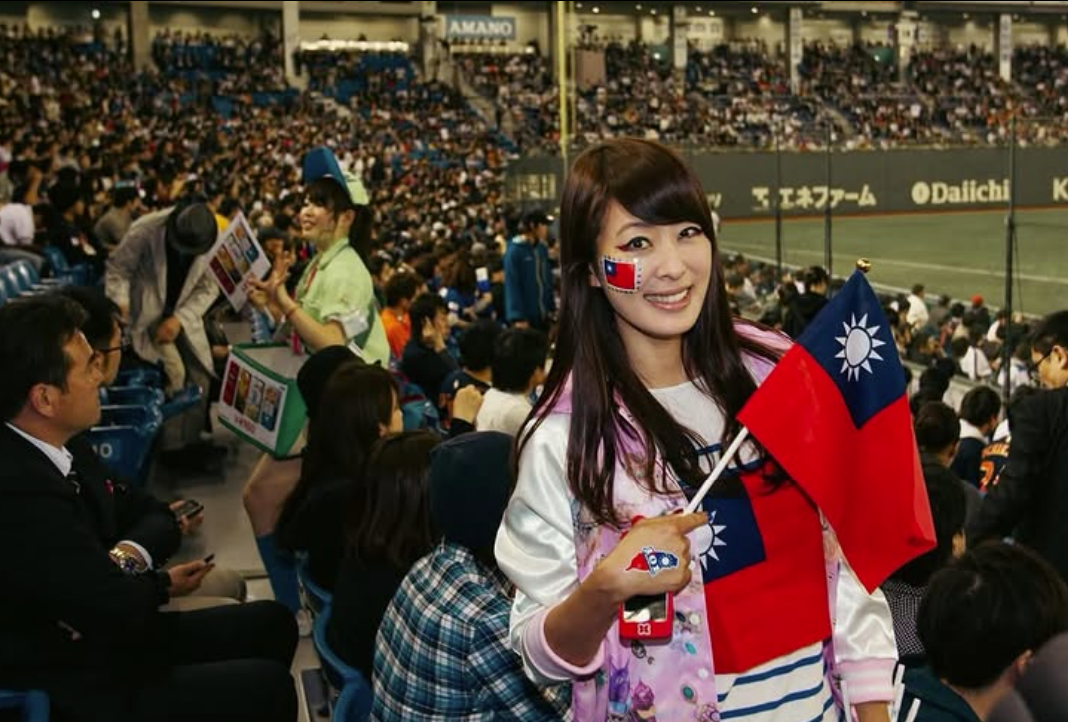 台北101董事長曬出13年前觀賽WBC的照片。(翻攝自IG)