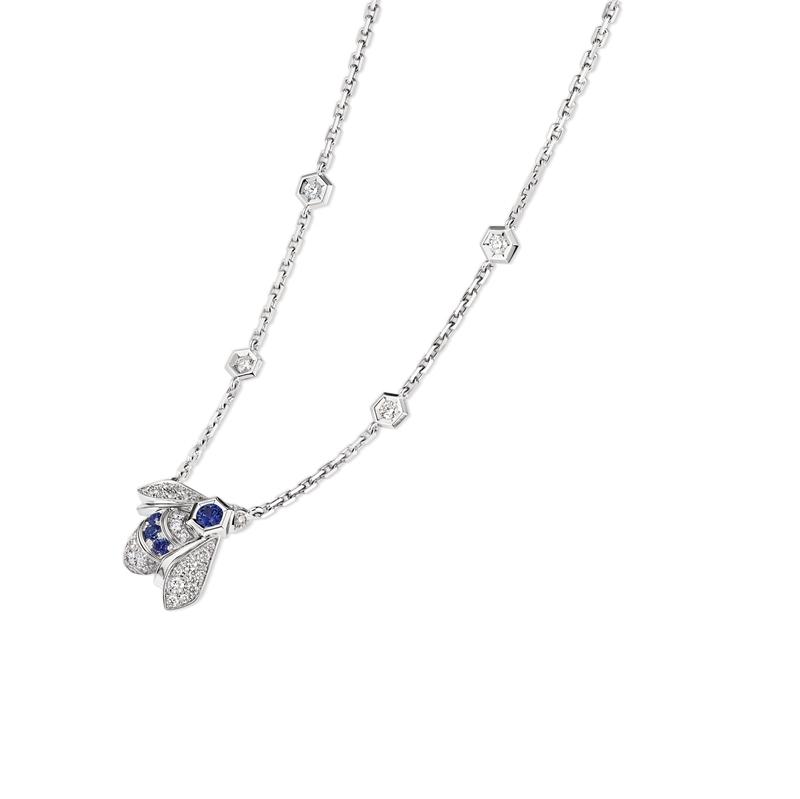 Bee de Chaumet 18K白金項鍊，鑲嵌藍寶石及明亮式切割鑽石。（CHAUMET提供）