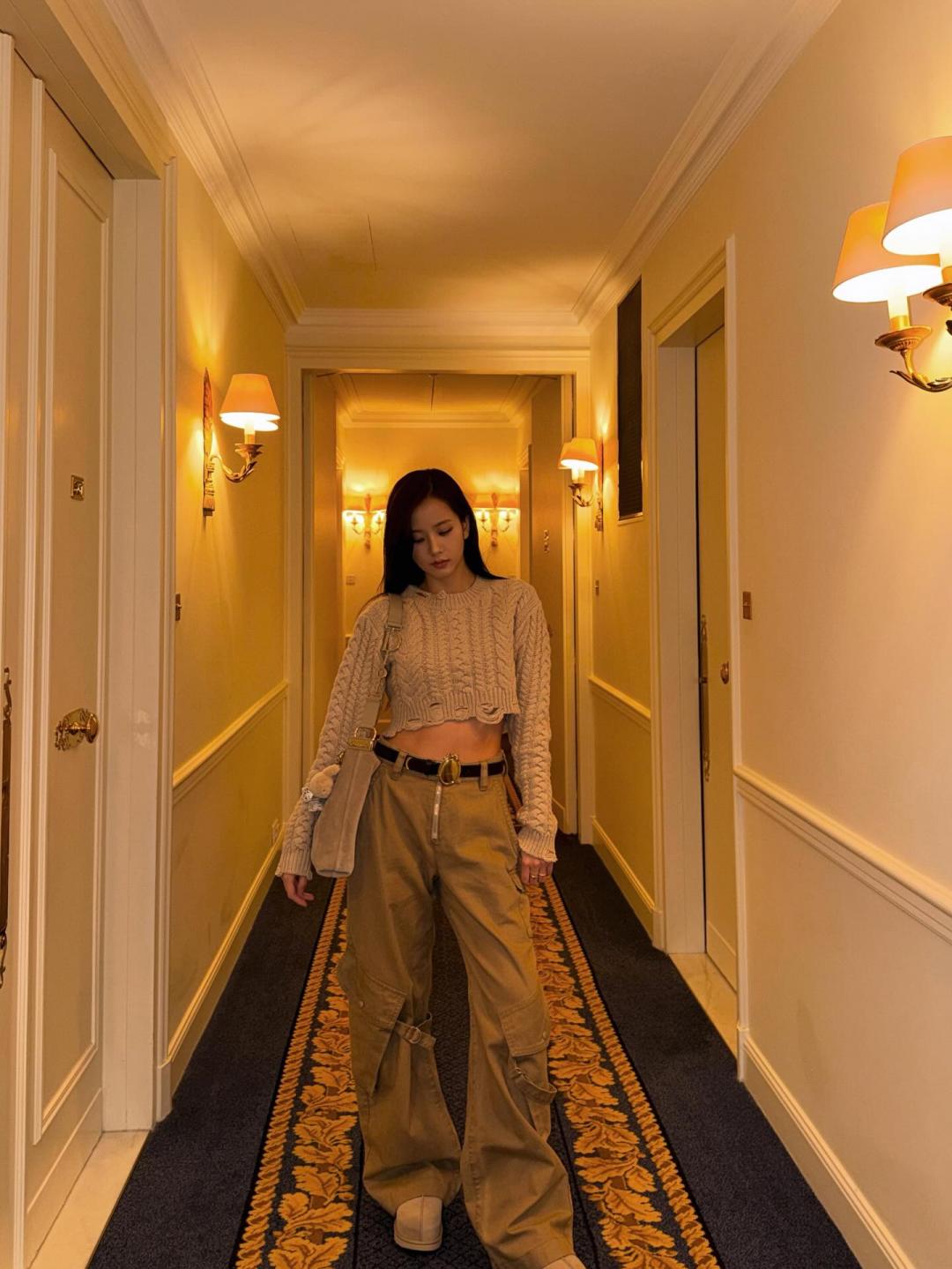 Jisoo秀後的私服造型同樣來自Dior，不同於看秀的優雅，更顯個性街頭。（翻攝自instagram）