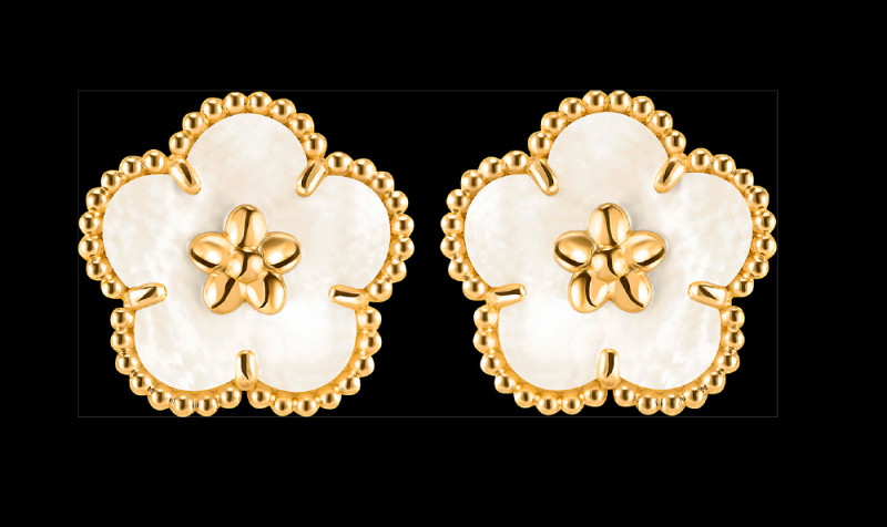 Lucky Spring系列耳環，黃K金與白色珍珠母貝相得益彰，176,000元。