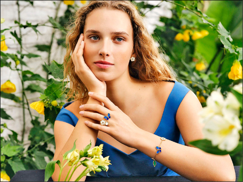 梵克雅寶取用各種彩色寶石打造全新Lucky Spring系列，展現春回大地的生機與意象。