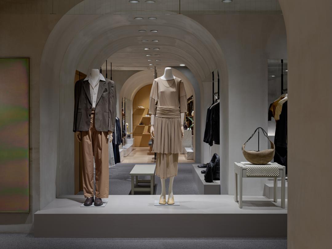 快閃店整體以灰色調空間為主，低調靜謐的空間氛圍，將焦點回歸設計本身。