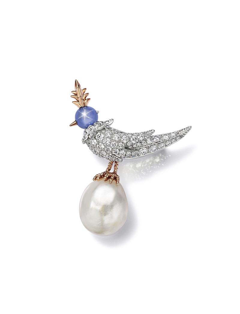 Tiffany珍珠石上鳥高級珠寶膠囊系列胸針_鉑金與玫瑰K金，鑲嵌18.30克拉的白色半巴洛克天然海水珍珠、星光藍寶石和鑽石。（Tiffany & Co.提供）