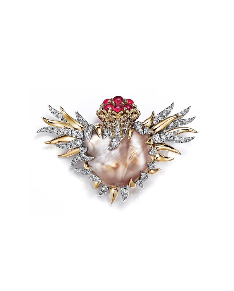 Tiffany珍珠石上鳥高級珠寶膠囊系列胸針_黃K金與鉑金鑲嵌36.79克拉的淺橙棕色和白色巴洛克天然海水珍珠、圓形艷彩棕色鑽石、蛋面切割紅碧璽和鑽石。（Tiffany & Co.提供）