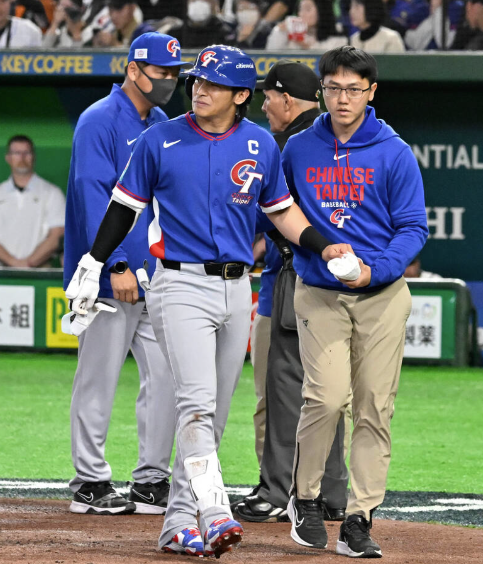 陳傑憲受傷退場。（特派記者陳志曲攝）