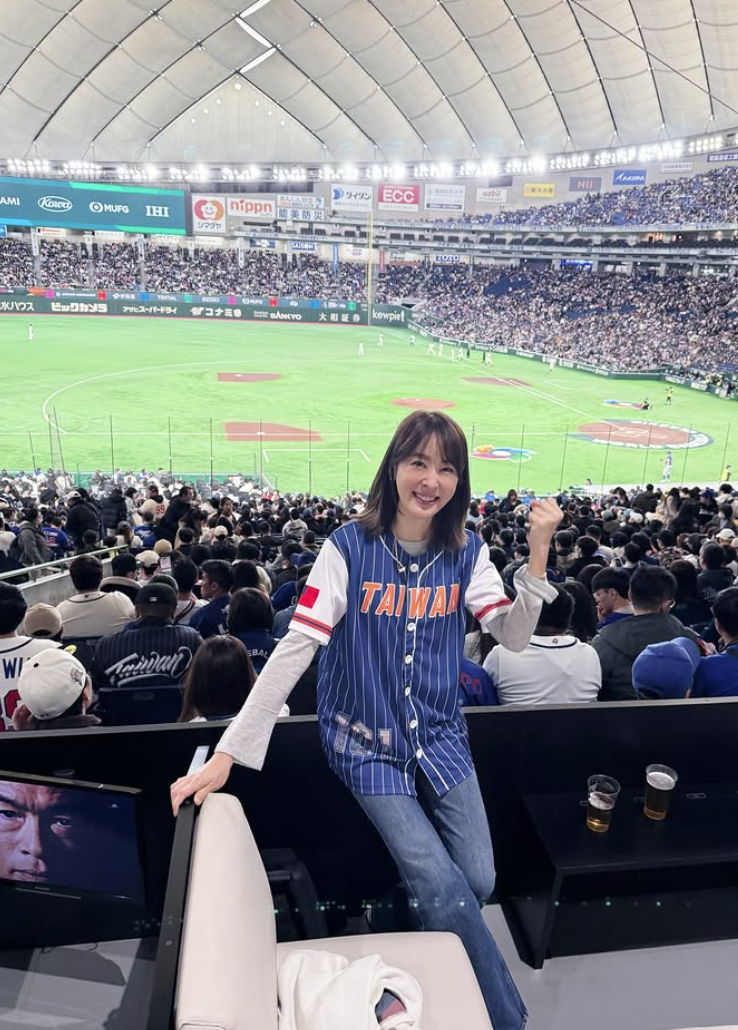 賈永婕在東京巨蛋現場感受熱血氣氛。(翻攝自IG)