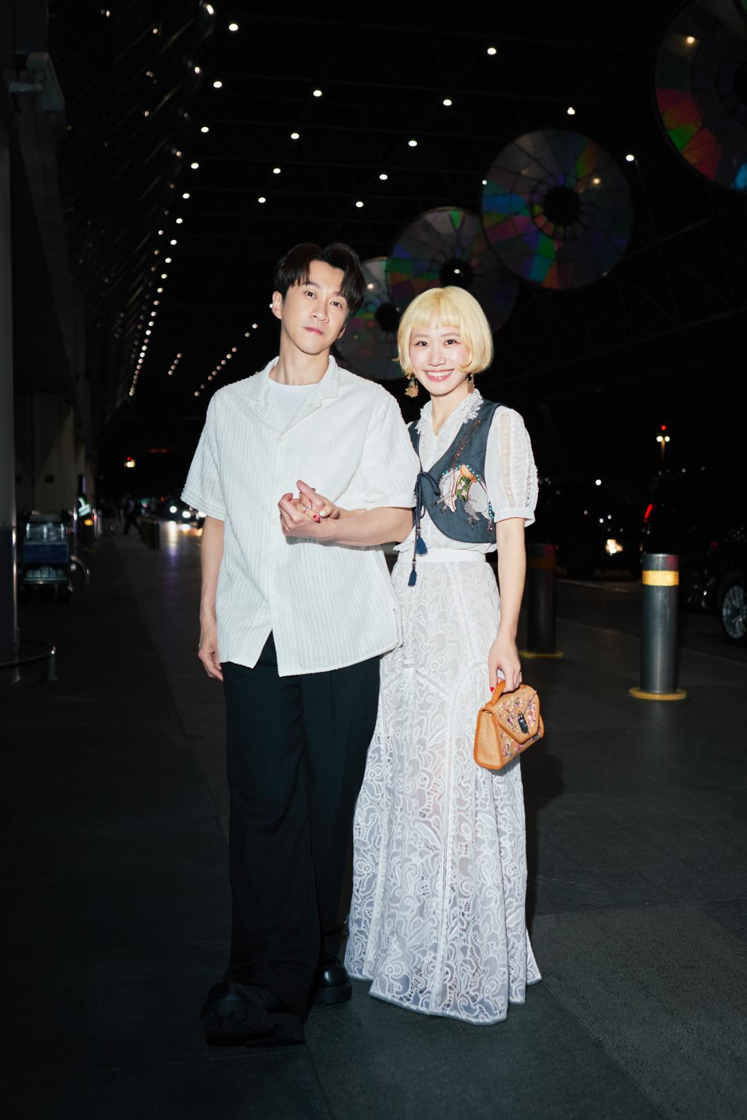 陳漢典緊緊牽著老婆Lulu的手現身機場，剛剛新婚的小倆口，大方放閃相當甜蜜。