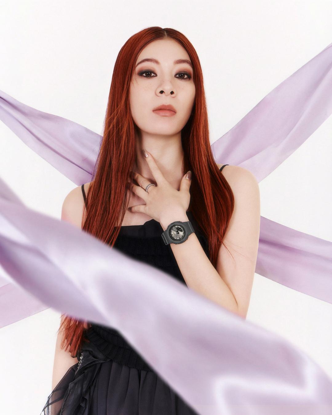 富田林蘭佩戴GMA-P2126W-8A錶款。