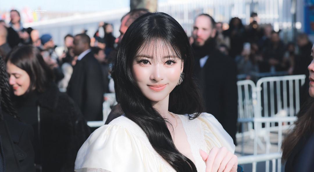 MEOVV甜美代表Anna現身巴黎時裝週Chloé大秀現場。