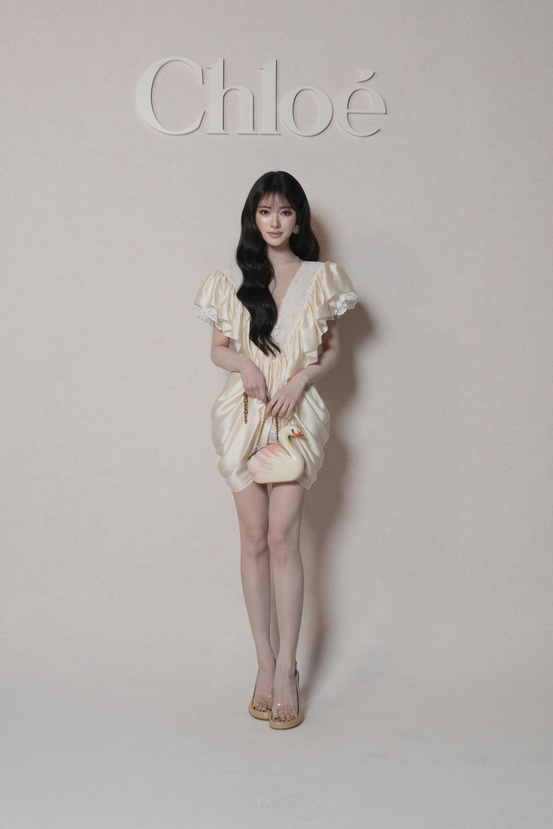 身為全球品牌大使，Anna選穿浪漫不失性感的短裙洋裝亮相。