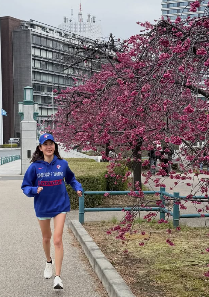 賈永婕人在日本，特地早起暖身開嗓。（翻攝自IG）