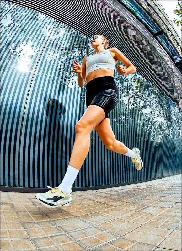 迪卡儂KIPSTORM ELITE採用襪套式3D針織鞋面打造，兼顧透氣、舒適包覆與輕量特色，6,799元。