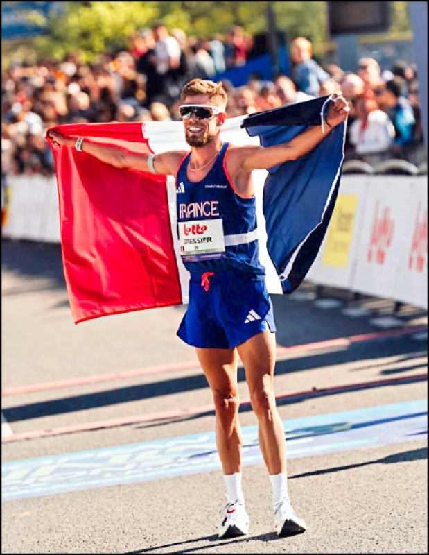 迪卡儂最高階KIPSTORM LAB鞋款助攻法國世錦賽金牌選手Jimmy Gressier刷新紀錄，預計4月在台開賣。法國售價299.99歐元（約台幣11,041元），台灣售價未定。