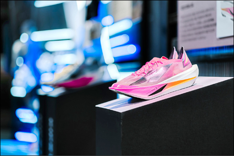 迪卡儂最高階KIPSTORM LAB鞋款助攻法國世錦賽金牌選手Jimmy Gressier刷新紀錄，預計4月在台開賣。法國售價299.99歐元（約台幣11,041元），台灣售價未定。