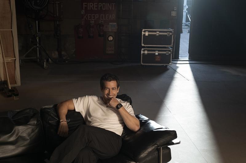 寶格麗加碼公開一系列拍攝花絮，慵懶的姿態更顯傑克葛倫霍的性感魅力。（BVLGARI提供）