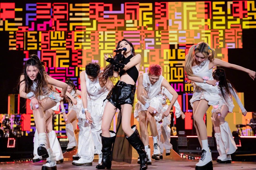 Ella瘦成「小腰精」，身材跟少女有得比。