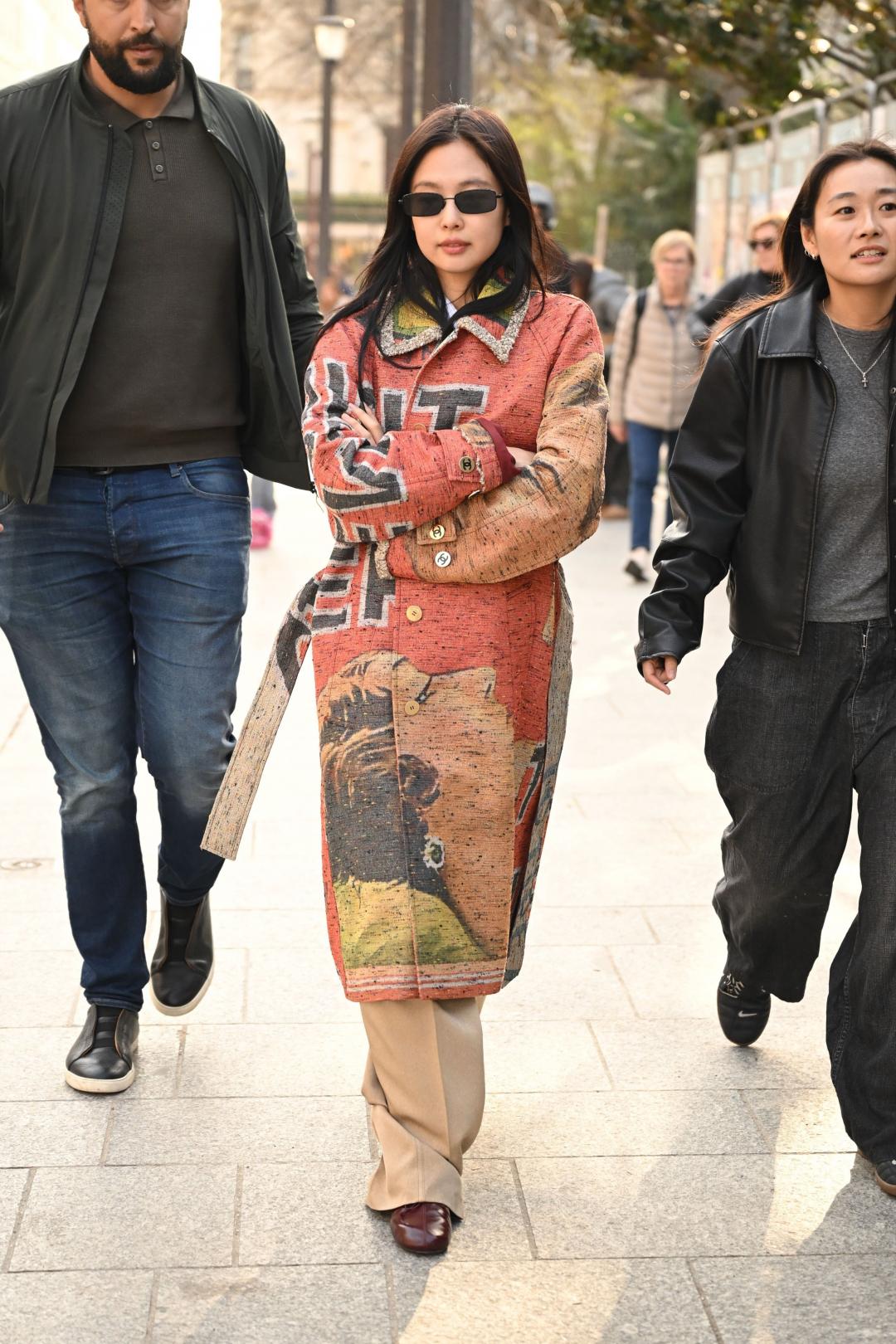 飛抵當地後，擠出一點休閒時光的Jennie，卻遭到黃牛尾隨，讓她好心情瞬間一掃而空。