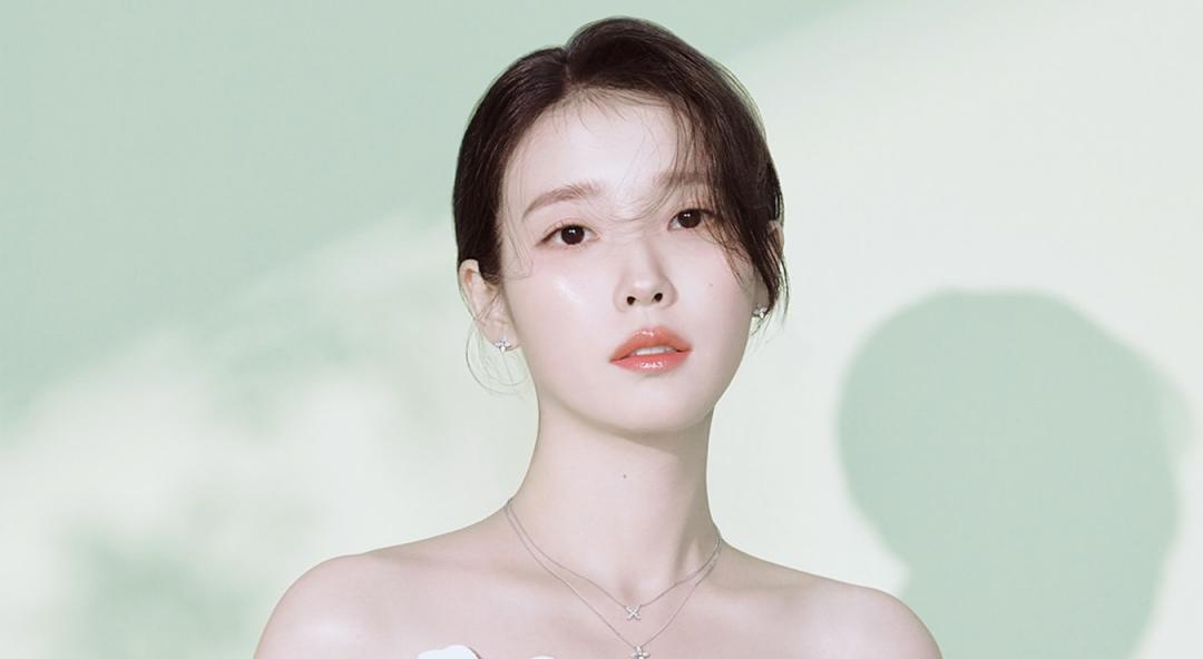 IU視覺年齡持續停在18歲，除了少女纖細體態之外，造型也是關鍵。