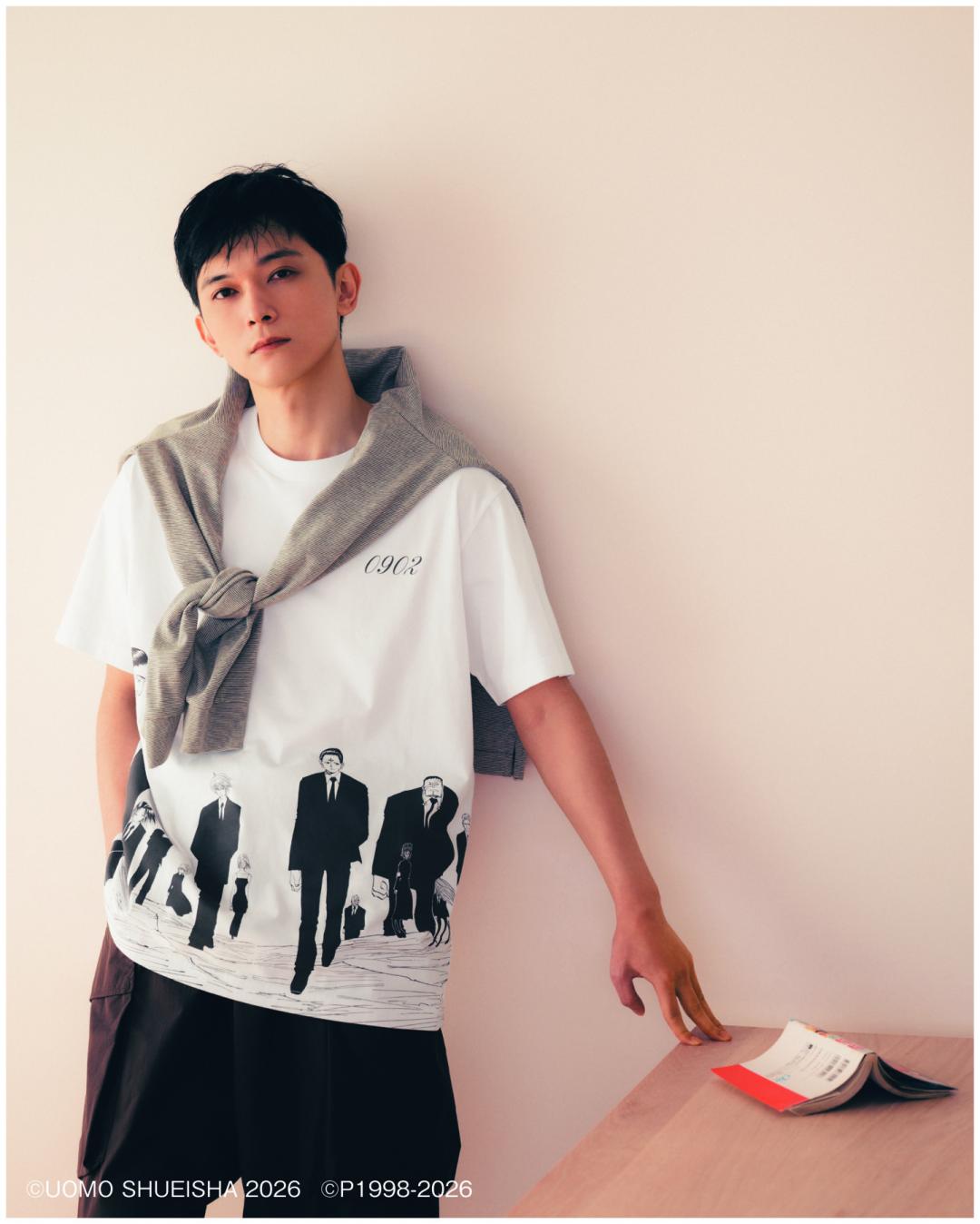 吉澤亮肩披針織衫搭配《獵人》印花T，穿出質感風格。