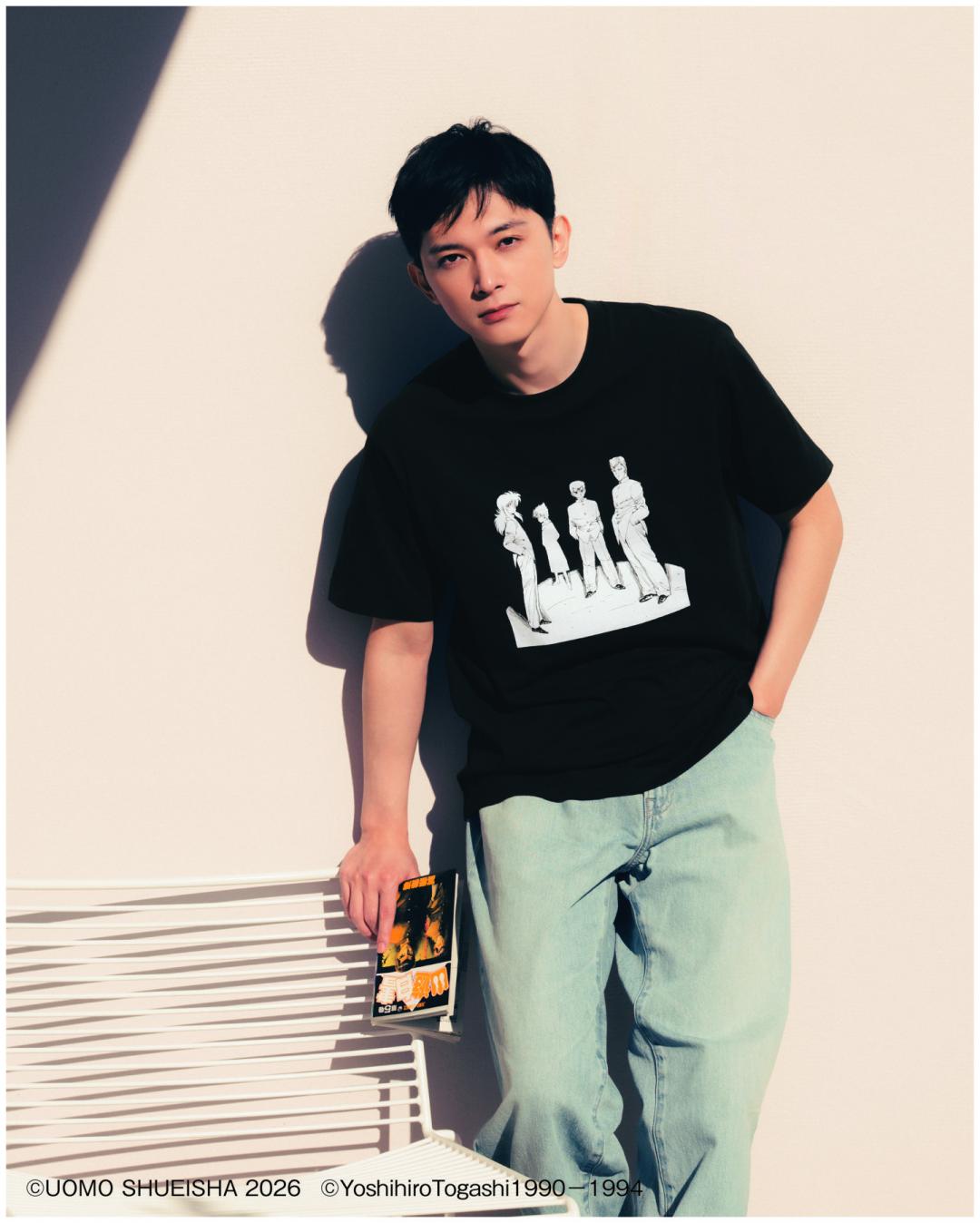 《幽游白書》印花T搭配牛仔褲，穿出青春男大生氛圍。