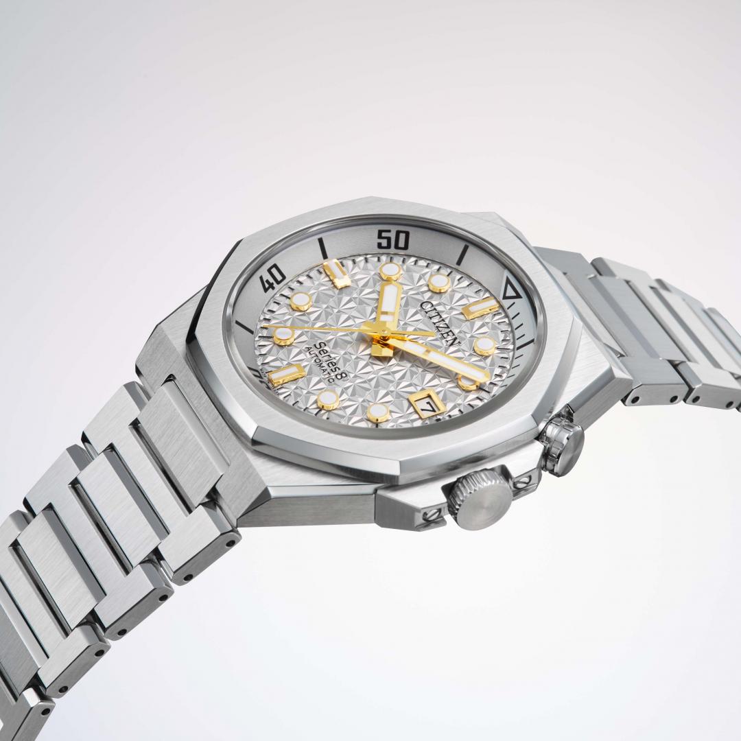 Series 8 890系列推出新作，延續俐落簡約的設計風格，銀色款NB6060-58H，52,800元。(CITIZEN提供，以下同)