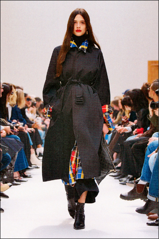 Celine 2026秋冬系列以極簡風格重塑巴黎優雅，修長大衣是造型重點，內搭彩色格紋單品勾勒出都會女性氣質。