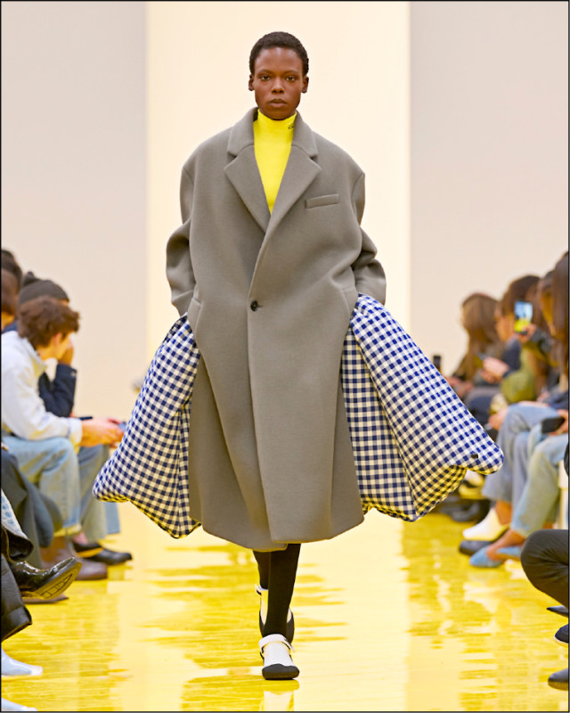 結合充氣式結構設計，Loewe將雕塑般的立體廓形具象化。