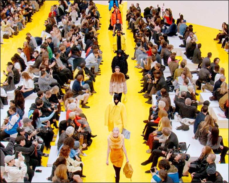 Loewe雙人組創意總監持續透過設計，揮灑歡快明亮的創作能量。