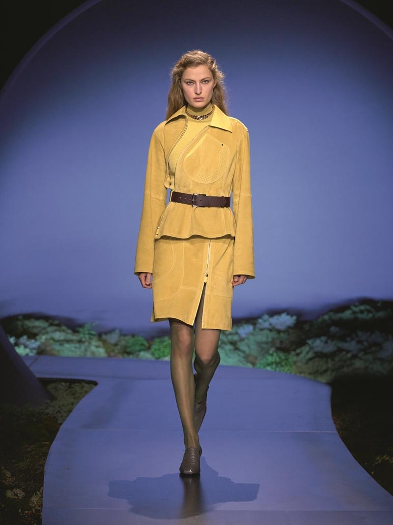 灰色、芥末黃成為深色調中的矚目色。（Hermès提供）