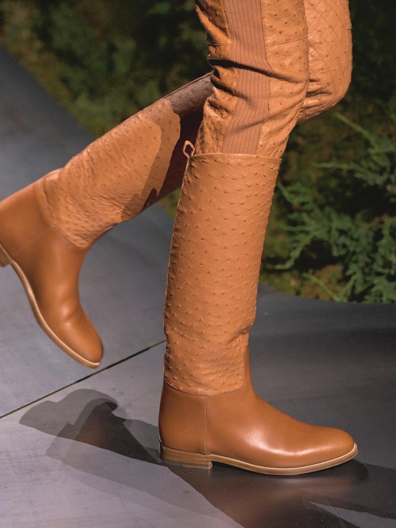 秋冬造型中運用皮革打造長靴。（Hermès提供）