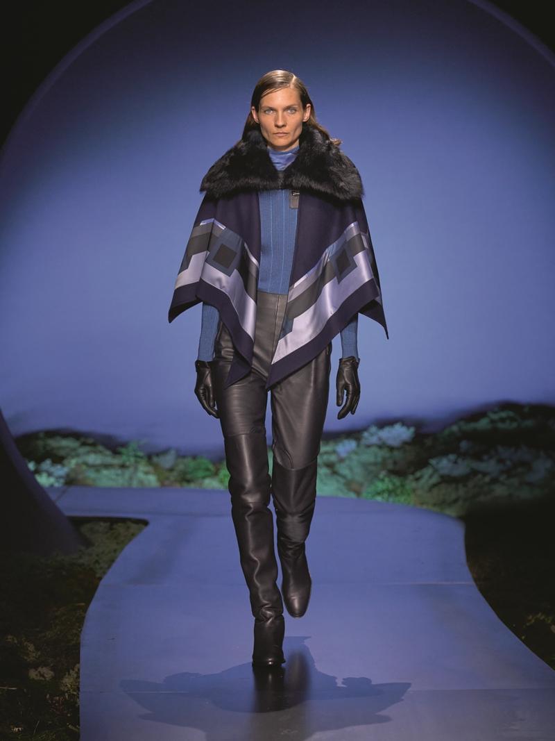 A.M.Cassandre設計的Perspective圖案方巾成為搭配亮點。（Hermès提供）