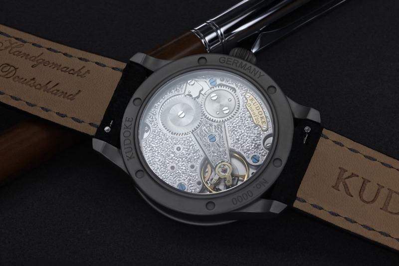 手工「Flakes」雕刻裝飾猶如藝術品，翻過來同樣滿滿欣賞價值。（Sincere Haute Horlogerie提供）