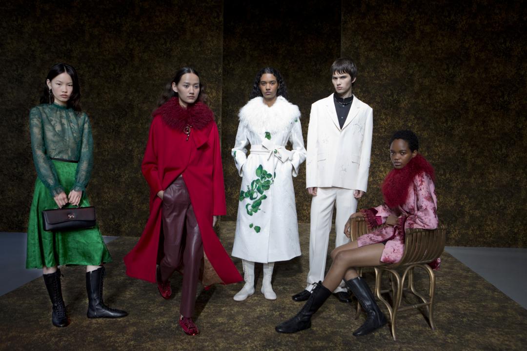 色調上以唐三彩為主，並透過白綠與白紅的對比呼應翠玉白菜與雪裡紅的色澤層次。