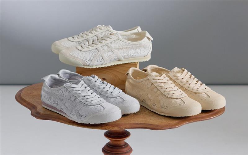 MEXICO 66換上半透明緹花蕾絲鞋面，並於鞋側加入異材質拼接，融入立體毛巾織紋虎爪標誌，形成豐富視覺層次。