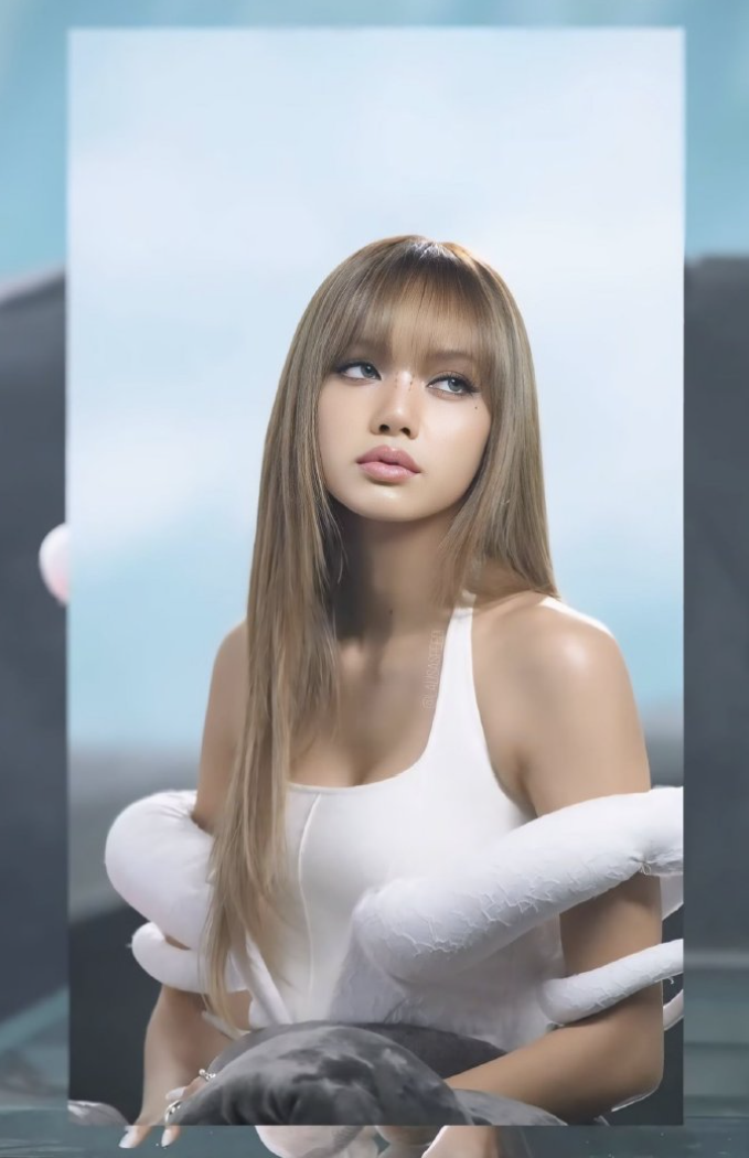 Lisa在《GO》的MV再度化身性感女神。(翻攝自IG)