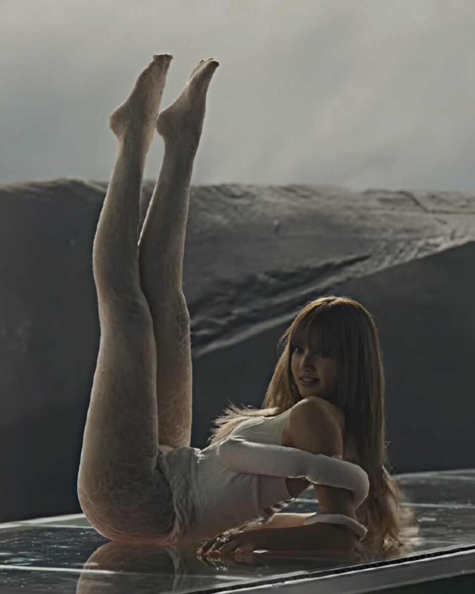 Lisa釋出拍攝花絮。(翻攝自Weibo)