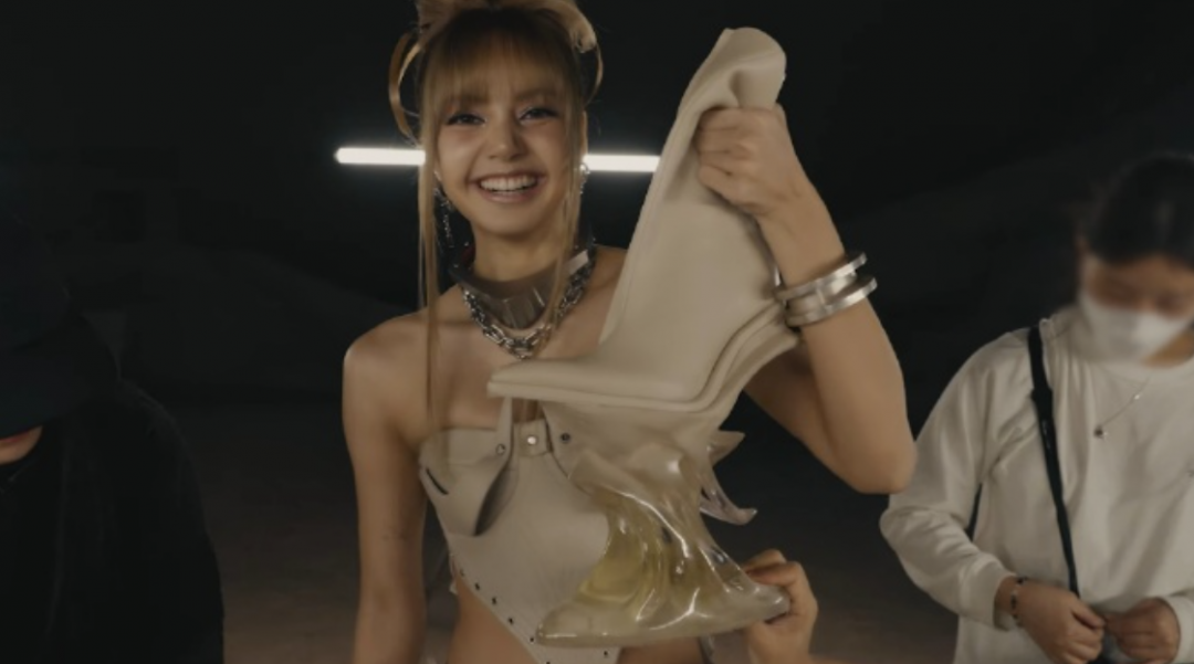 Lisa展示高跟鞋，差點站不穩。(翻攝自Weibo)