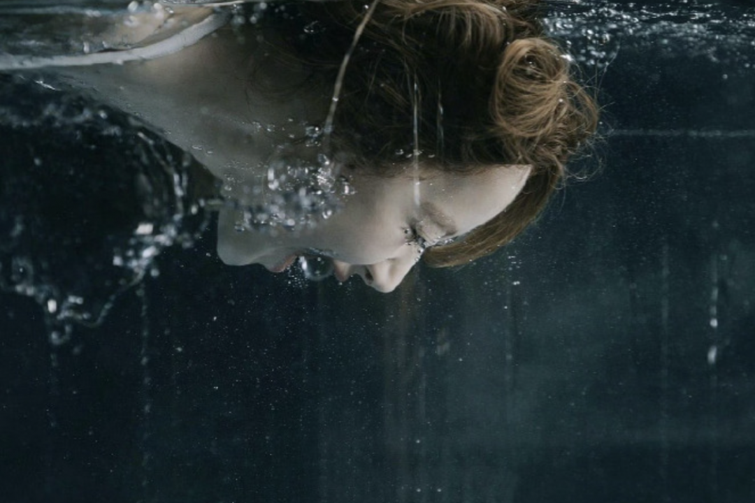 水中憋氣的鏡頭Lisa連拍好幾次。(翻攝自Weibo)