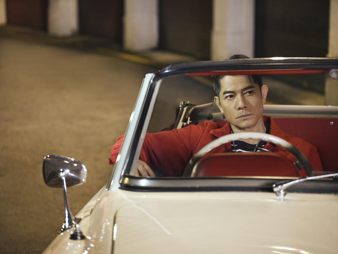 駕著敞篷車登場，巨星氣勢無敵。